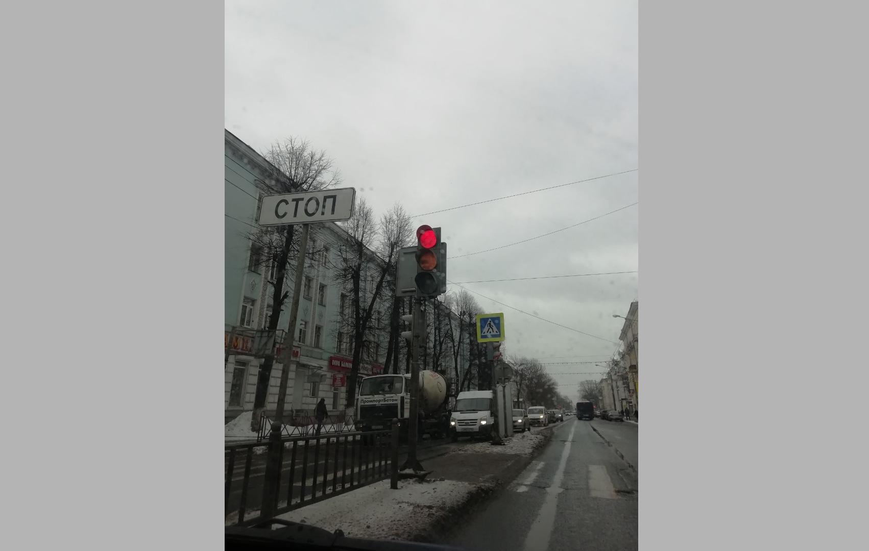 Рухнул в сантиметре от пешехода: в Ярославле после поста в соцсетях починили упавший светофор