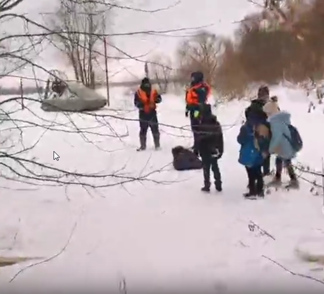 Несчастного случая удалось избежать: в Ярославле спасатели увели школьников с тонкого льда
