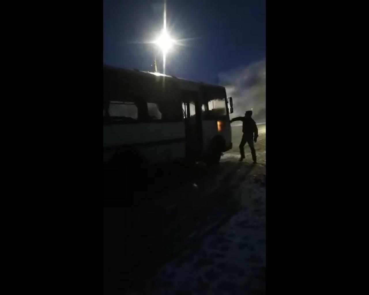 «Закидывает огонь снежками»: в Ярославской области загорелся автобус