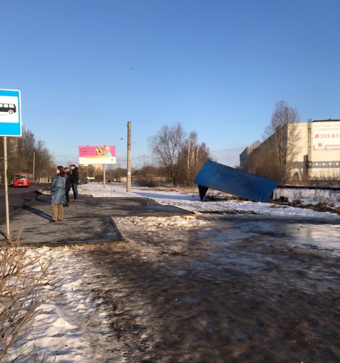 Во Фрунзенском районе Ярославля ветром снесло остановку
