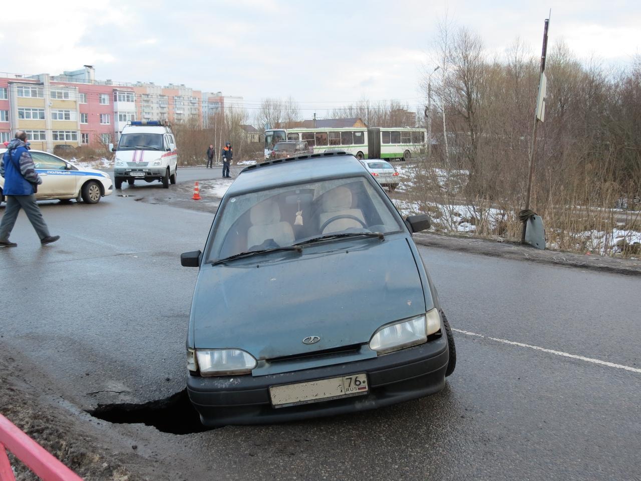 В Ярославле провалившийся в яму автомобиль достали с помощью крана