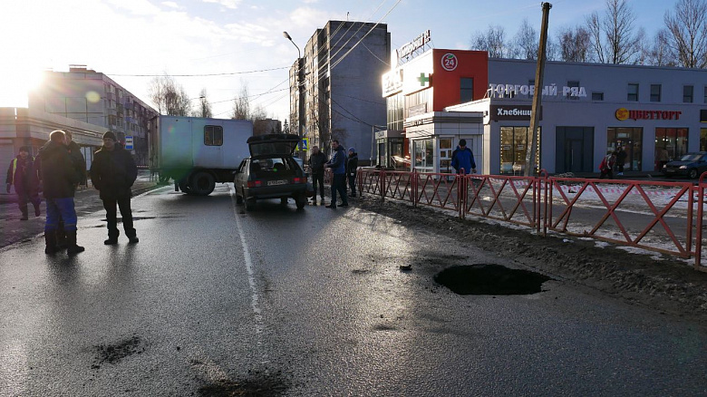 Эксперты назвали причину провала асфальта во Фрунзенском районе Ярославля