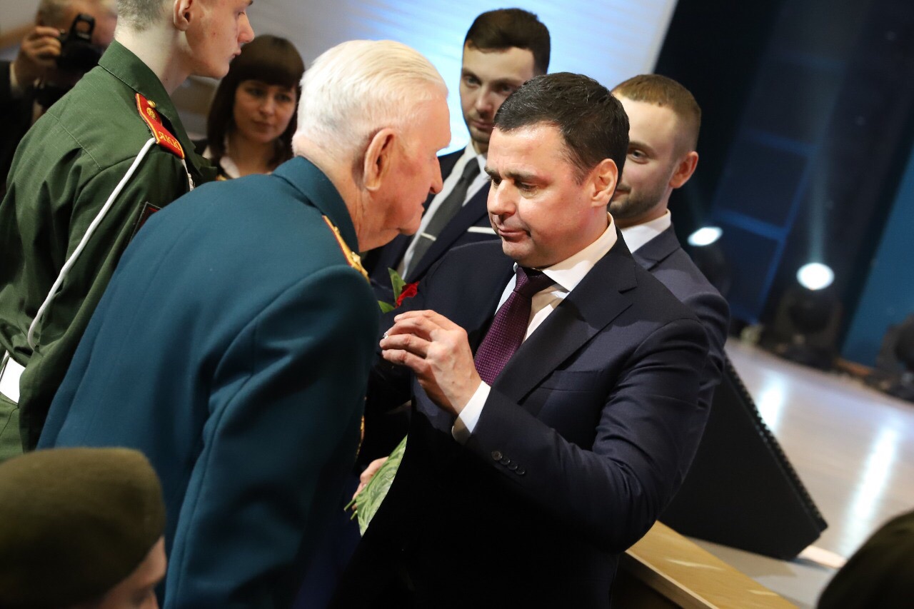 Дмитрий Миронов вручил ветеранам юбилейные медали в честь 75-летия Великой Победы