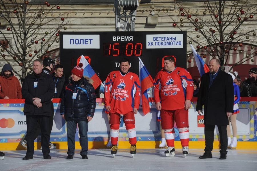 Дмитрий Миронов и ветераны «Локомотива» сыграли с юношеской командой по хоккею на Красной площади в Москве