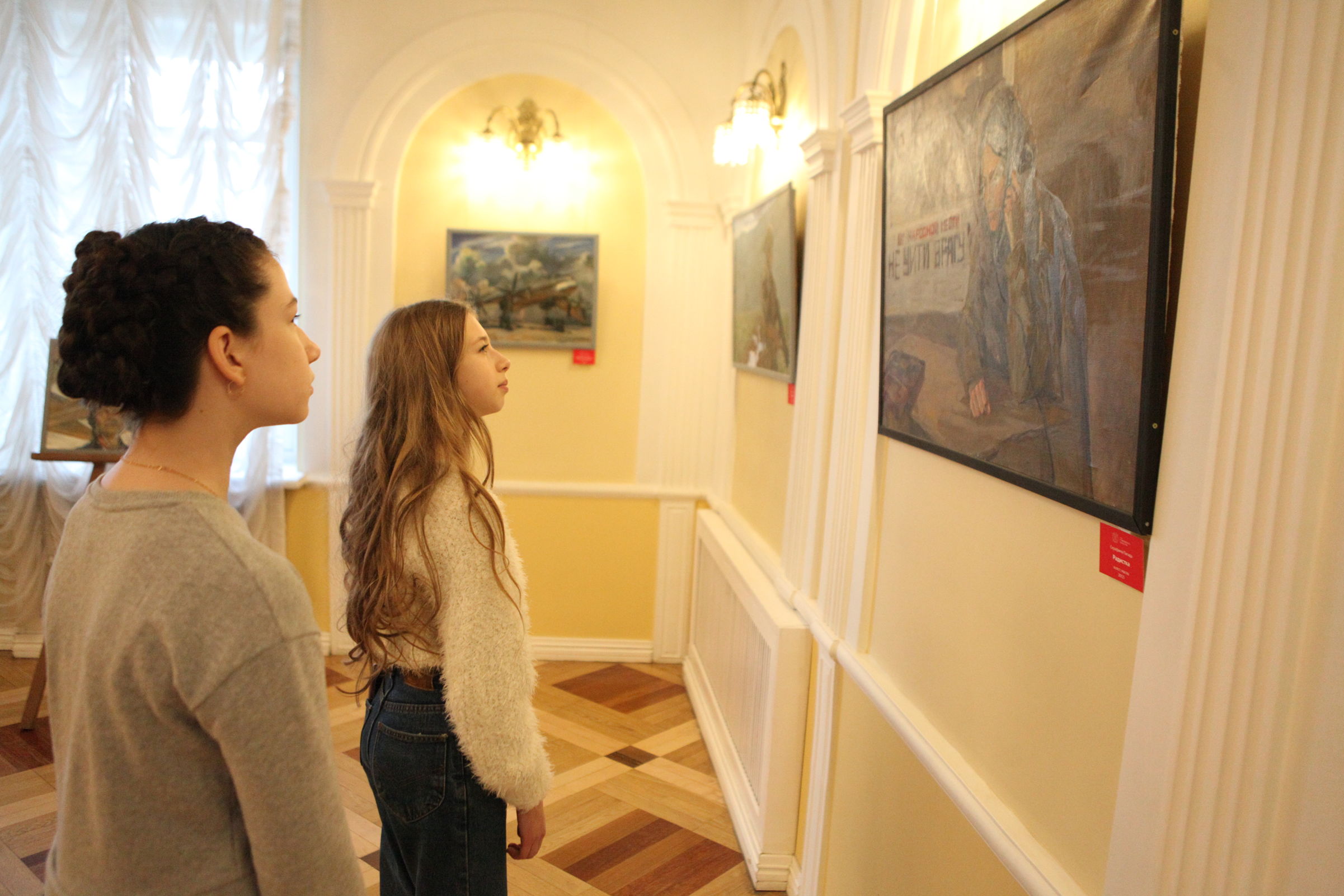 В Волковском театре в Ярославле открылась выставка, посвященная 75-летию Победы