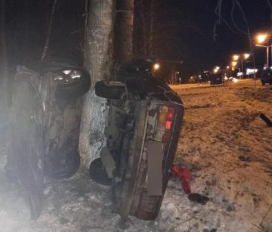 В Ярославле легковушка влетела в дерево: пострадали два молодых человека