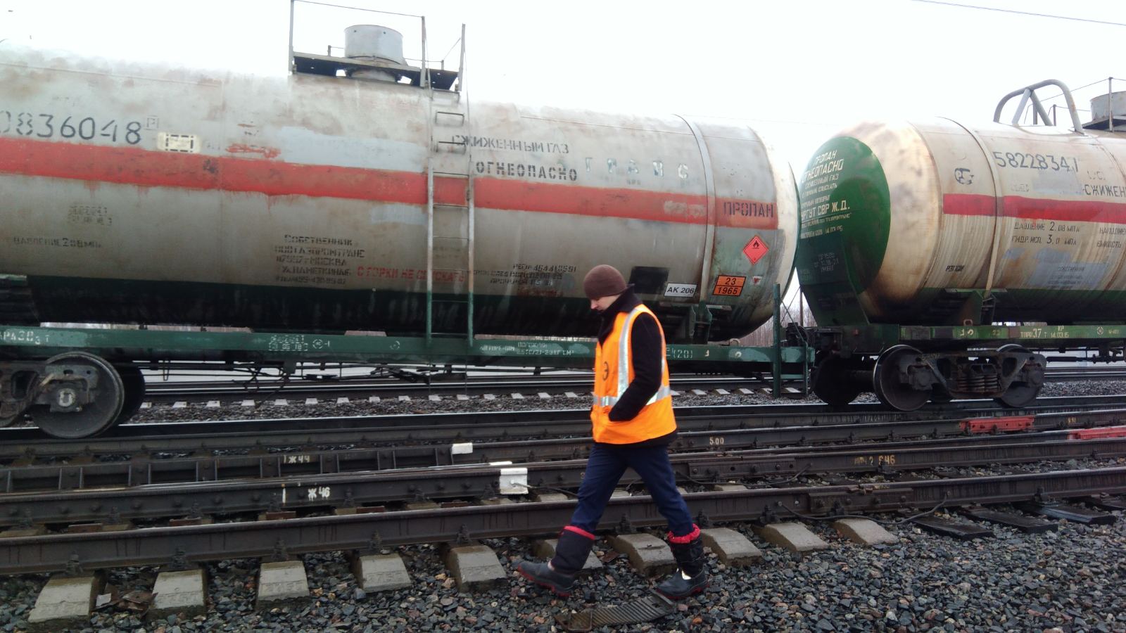 Цистерна сошла с рельсов: в Ярославской области задержали пассажирские поезда