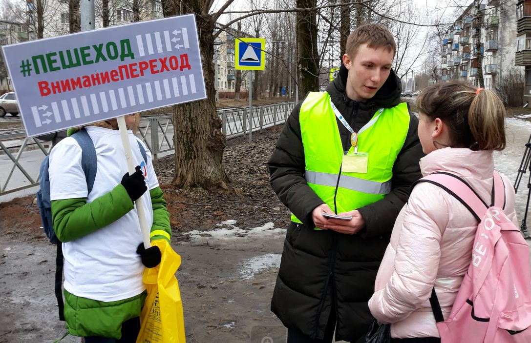 В Ярославле пешеходам раздают светоотражающие значки
