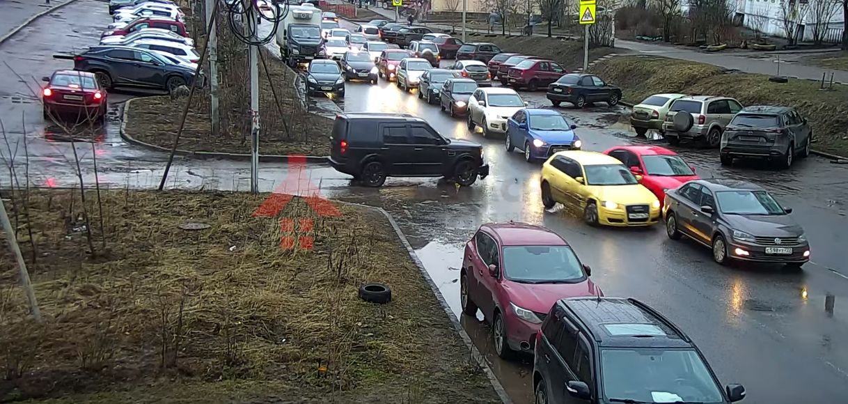 В Ярославле водитель «Рендж Ровера» спровоцировал ДТП с тремя авто и скрылся: видео