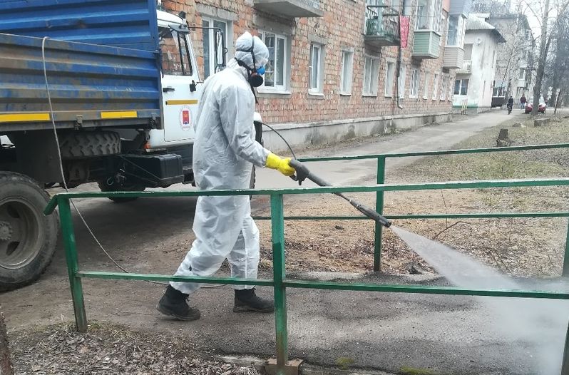В Ярославской области тротуары начали обрабатывать специальным раствором