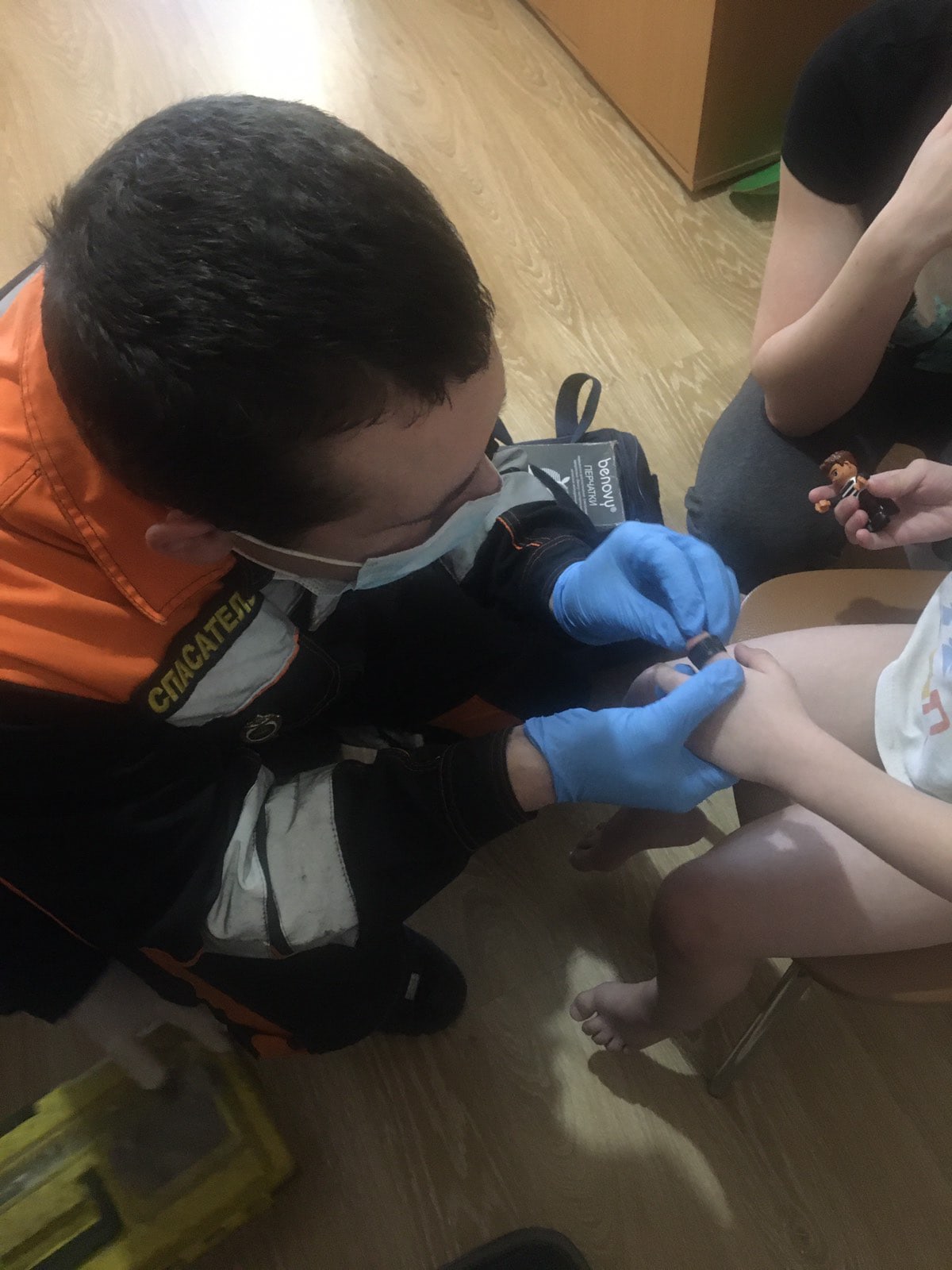 Ярославские спасатели помогли малышу снять с пальца пластиковое колесо
