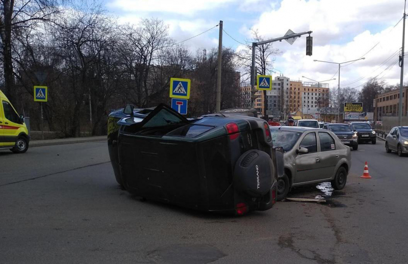 В Ярославле после столкновения с «Рено» перевернулся «Ниссан»: четверо пострадавших