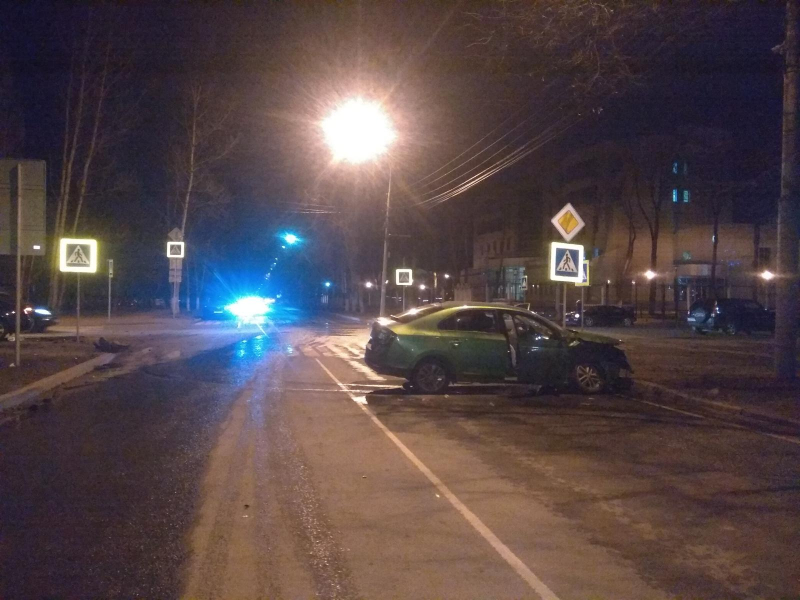 В крупной аварии в центре Ярославля пострадали четыре человека: видео