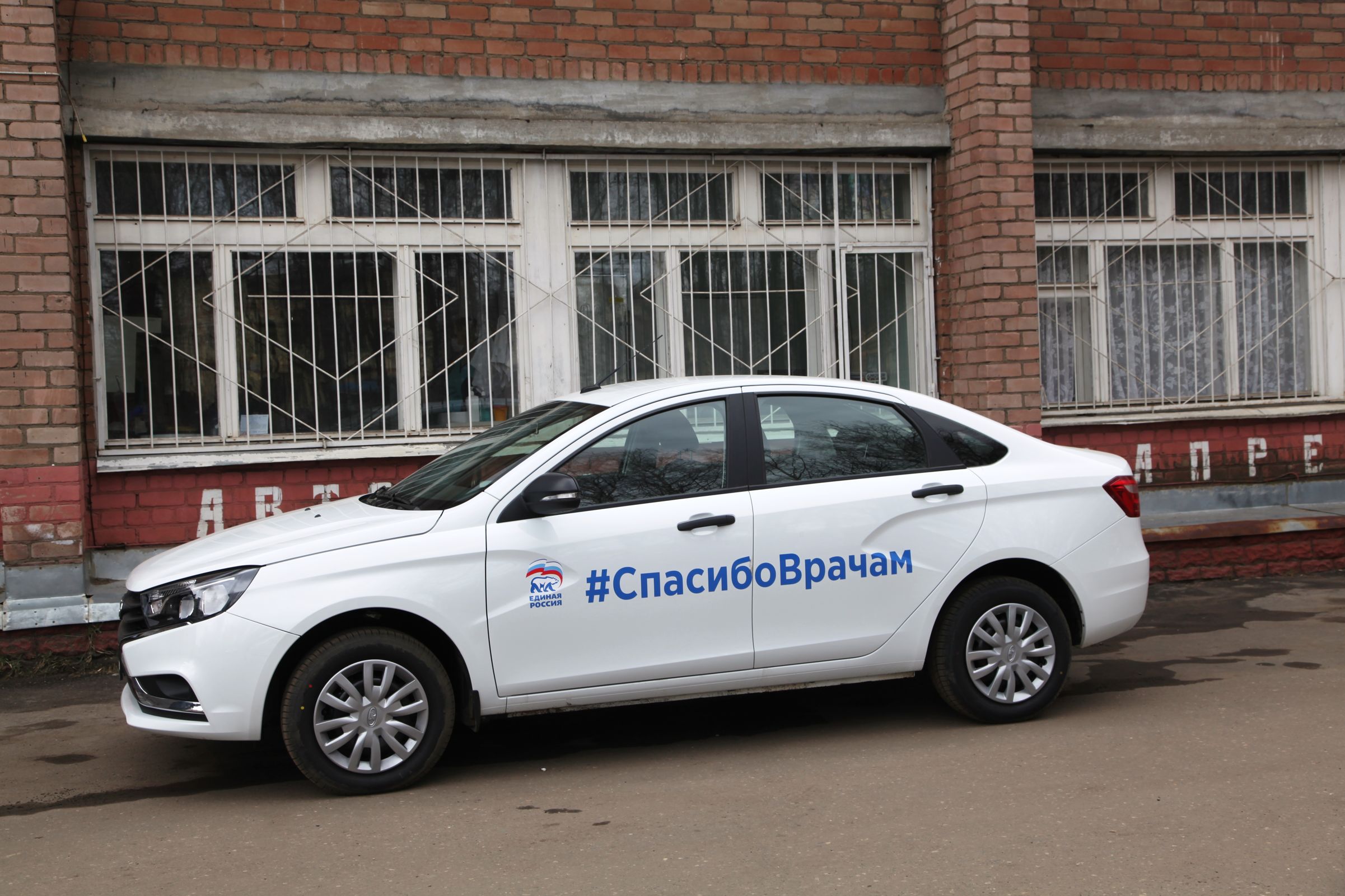 Новые автомобили передали в собственность двух ярославских больниц