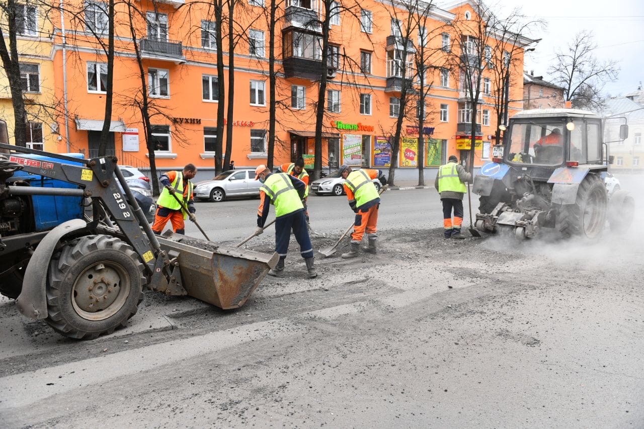 В Ярославле приступили к ямочному ремонту дорог: на каких улицах идут работы
