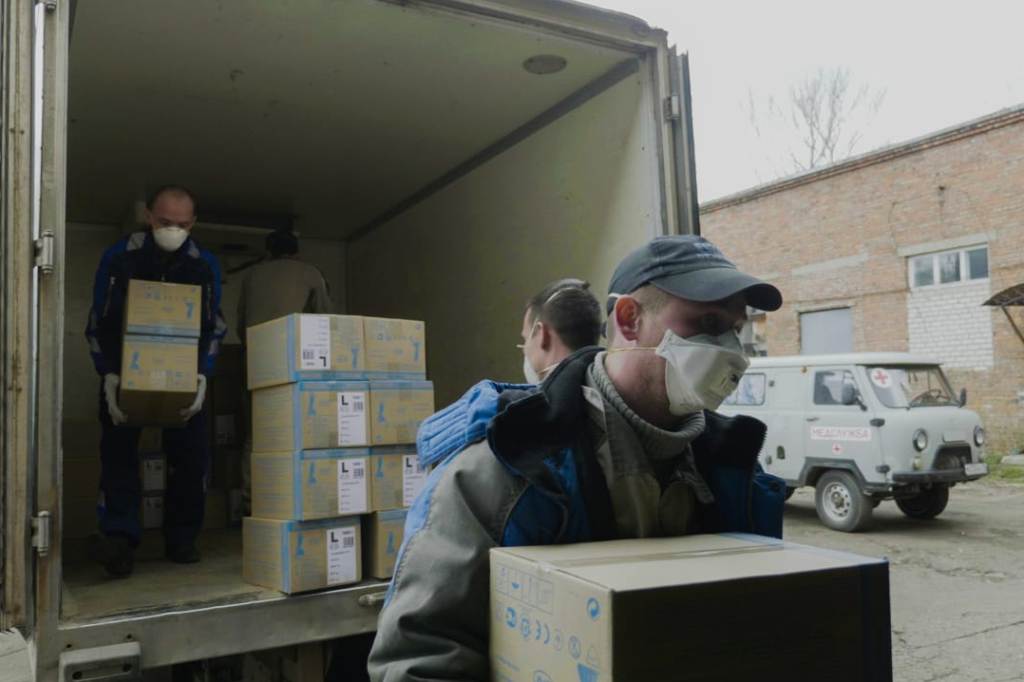 100 тысяч пар перчаток получили ярославские медики от предприятий региона