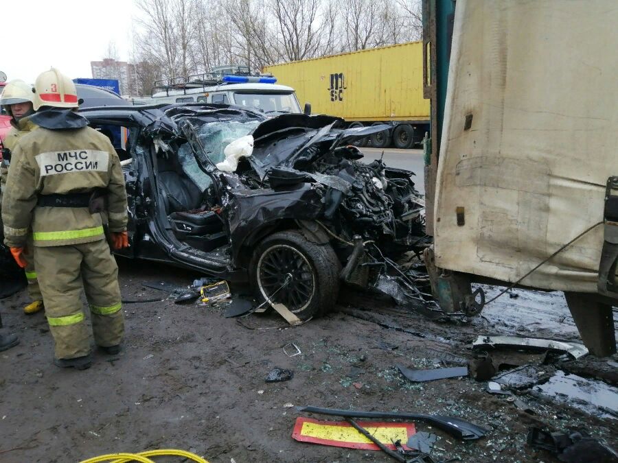 В Ярославле молодой парень на иномарке влетел в грузовик: погиб пассажир