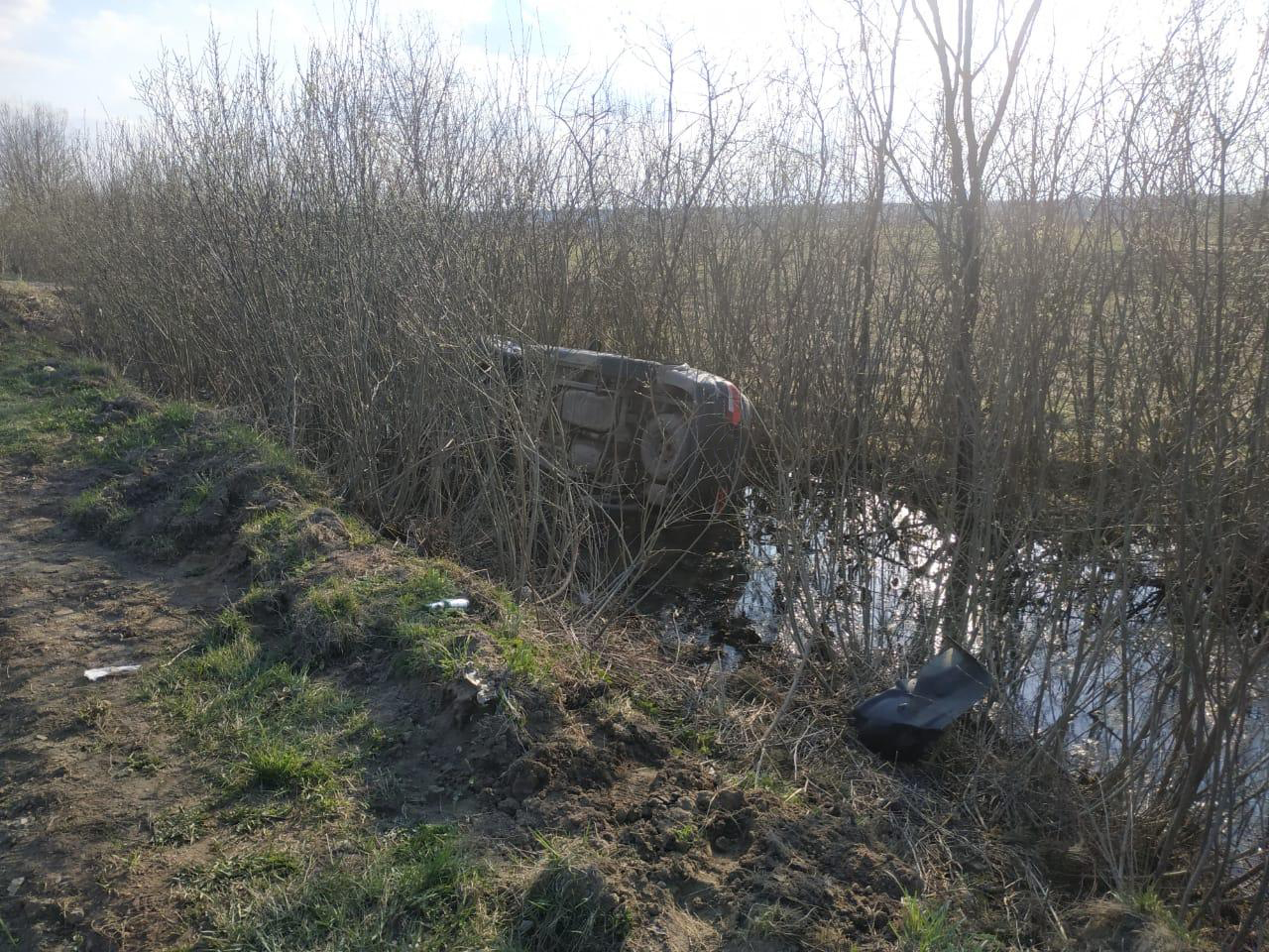 В Ярославской области погиб водитель перевернувшегося в кювет внедорожника