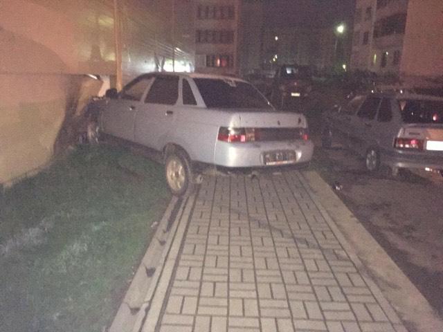 В Ярославле водитель на машине без номеров пробил стену магазина и убежал