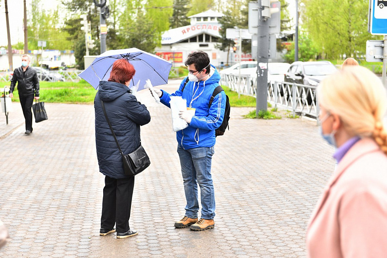 В Ярославле волонтеры на остановках бесплатно раздали медицинские маски