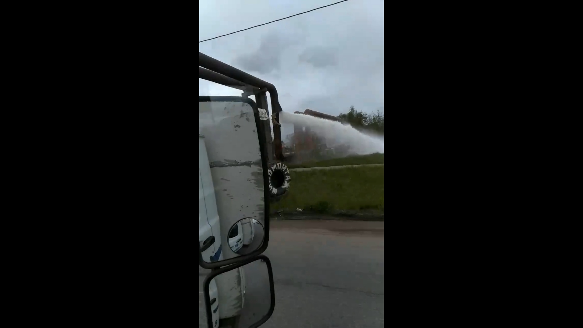 В Ярославле из трубы забил гигантский фонтан: видео
