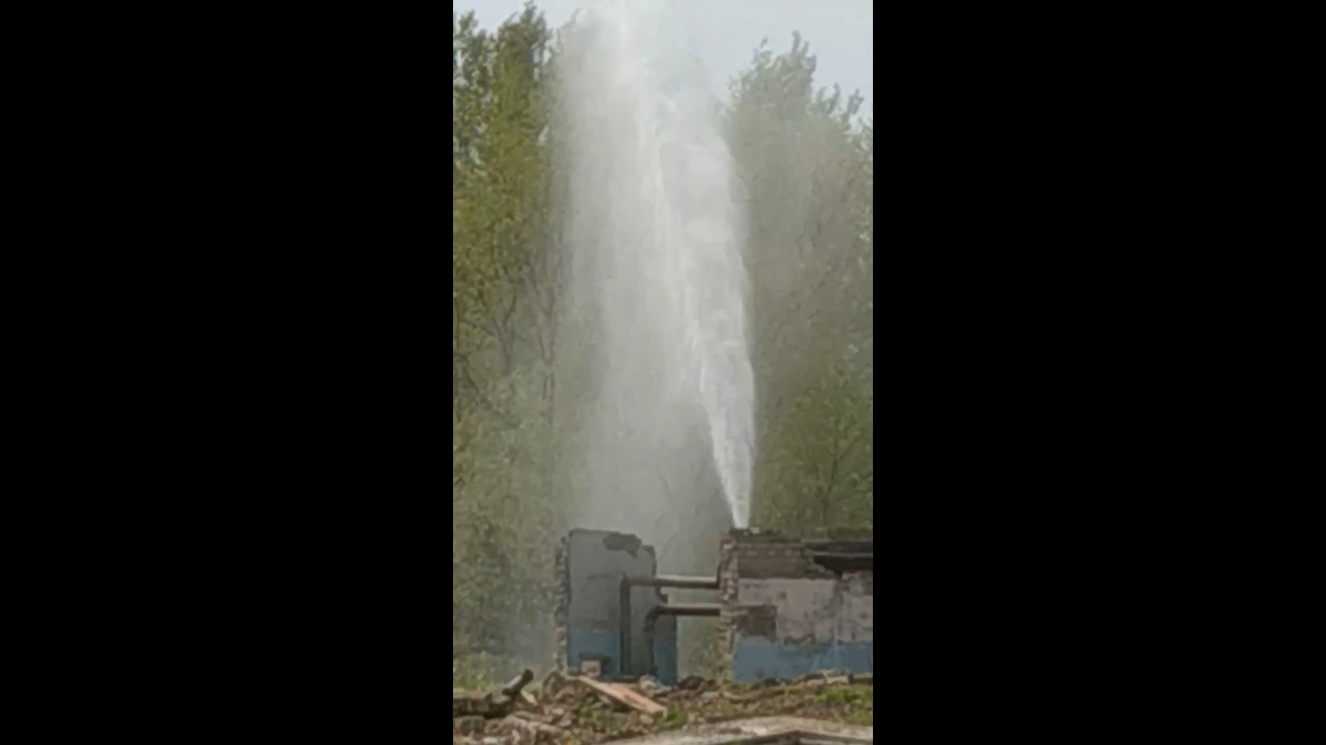 На окраине Ярославля забил фонтан «выше крыши»: видео