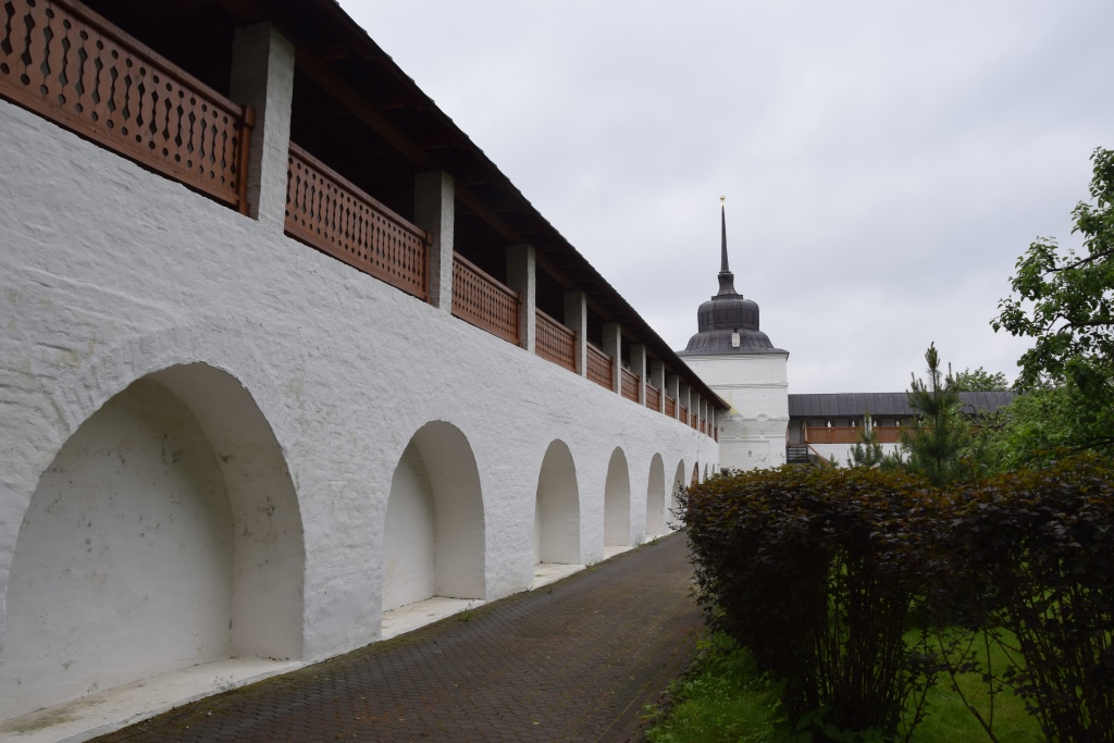 В Толге завершили работы по сохранению монастырских стен и башен ограды кедровника