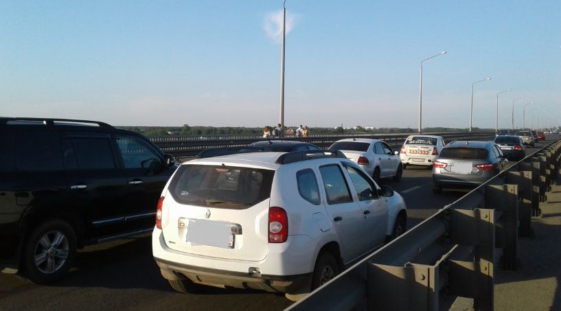 ДТП из четырех машин с такси на Октябрьском мосту спровоцировало пробки в Ярославле