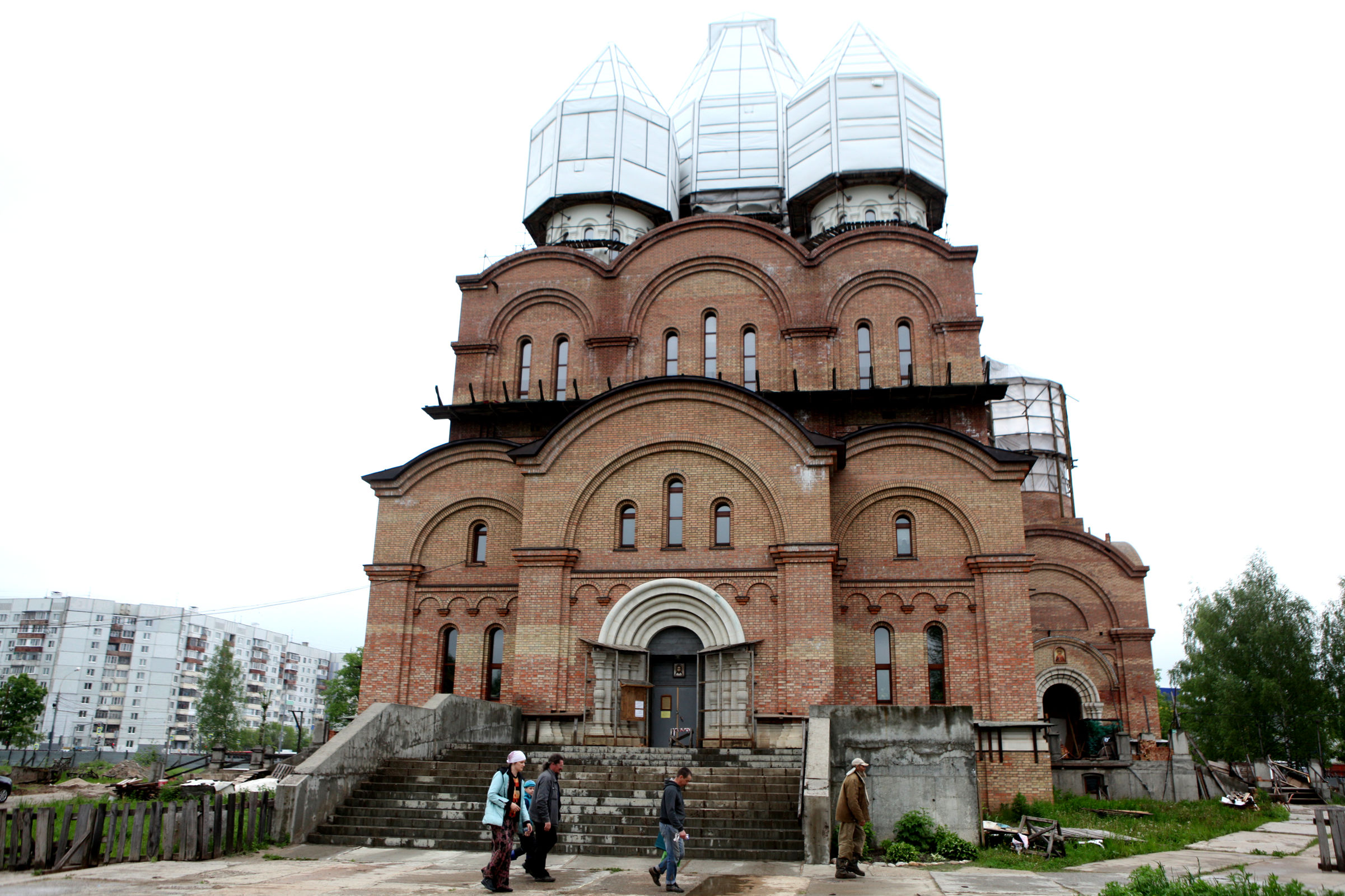 У главного храма в Дзержинском районе Ярославля позолотили купола