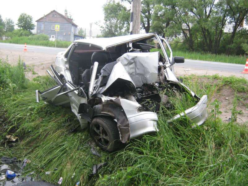На трассе в Ярославской области иномарка влетела в столб: пострадали трое мужчин