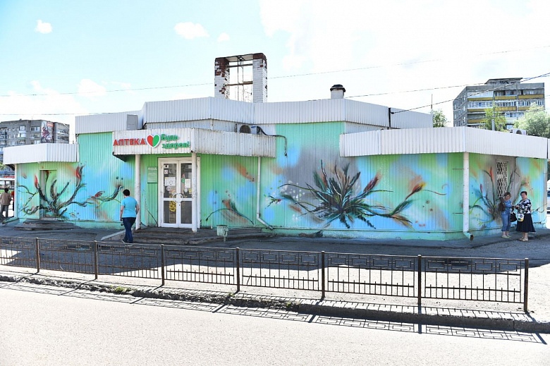 Уличные художники украсили здание и остановку в Дзержинском районе Ярославля