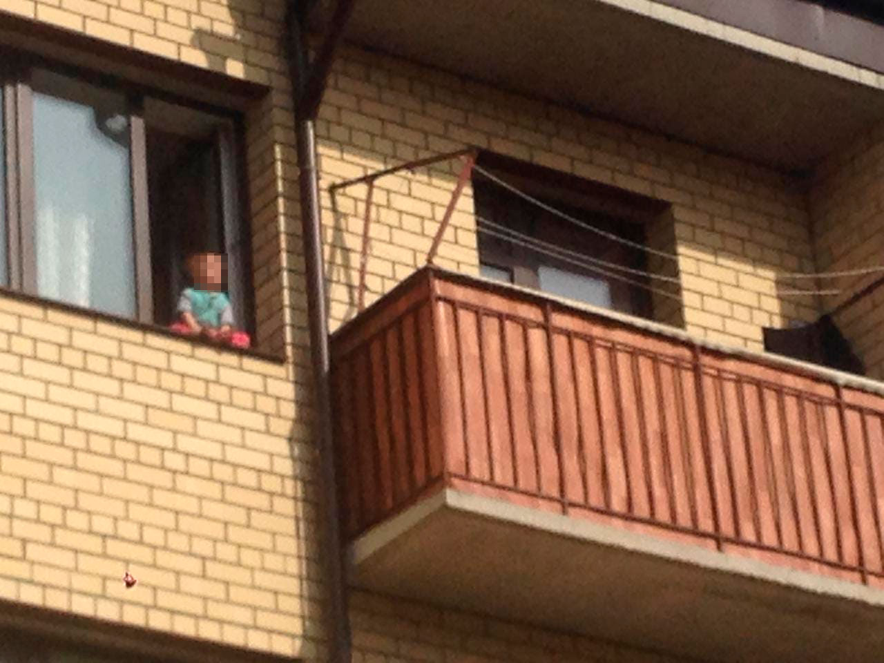 Жители Ярославля забили тревогу из-за ребенка в открытом окне