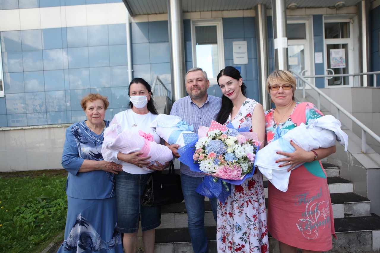 Дмитрий Миронов поздравил ярославскую семью с рождением тройни