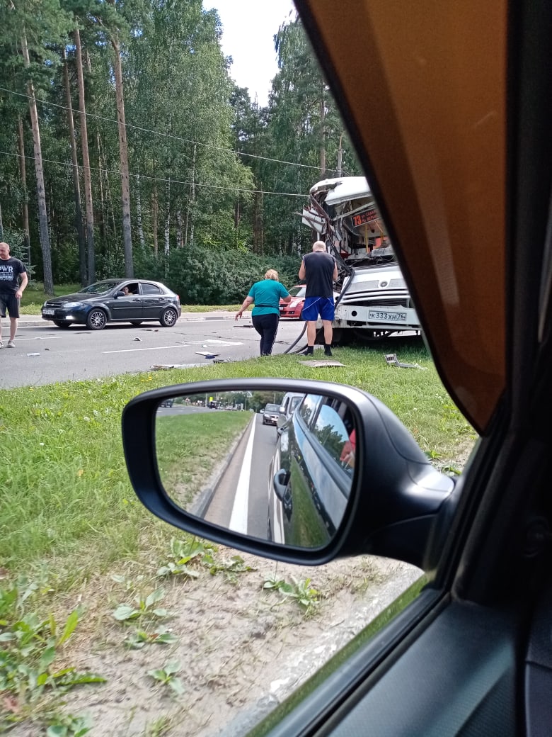 В ДТП с маршруткой и самосвалом на проспекте Авиаторов в Ярославле пострадали три человека