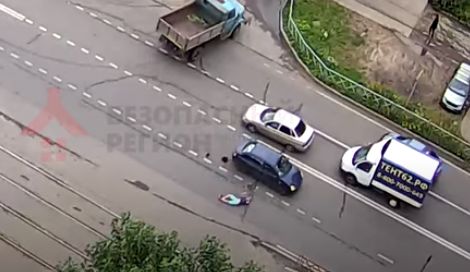 Появилось видео, как водитель иномарки в Ярославле сбил подростка
