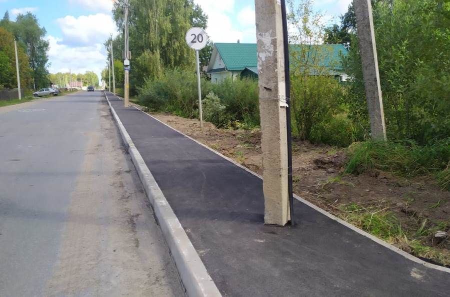 В Рыбинске подрядчик за свой счет переделает тротуар, посреди которого заасфальтировали столбы