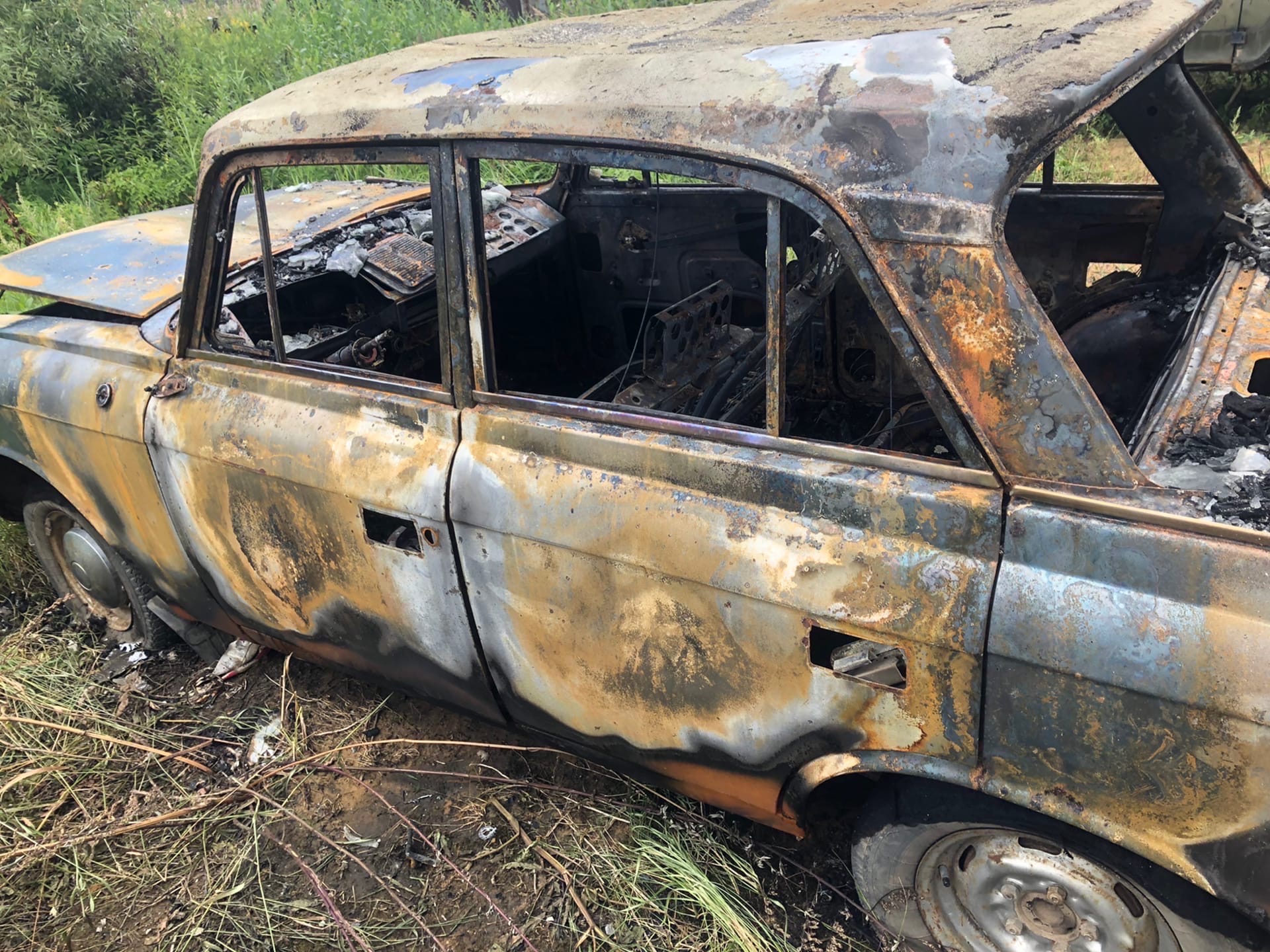 В Ярославле у автосервиса спалили раритетный автомобиль