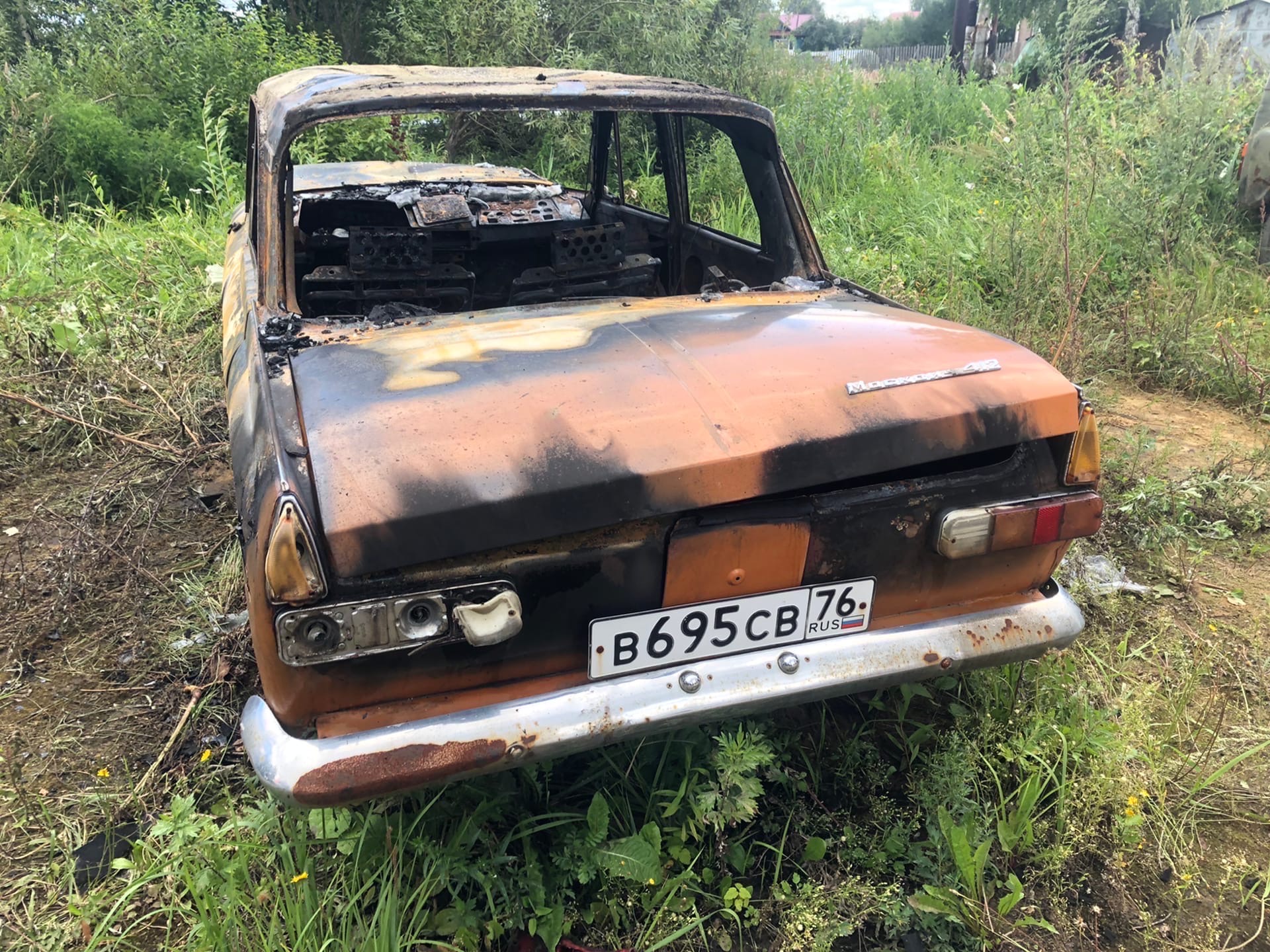 В Ярославле у автосервиса спалили раритетный автомобиль