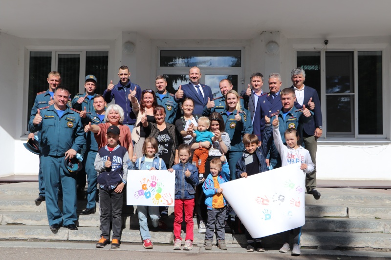 Многодетные и социально незащищенные семьи Ярославской области обучают правилам пожарной безопасности