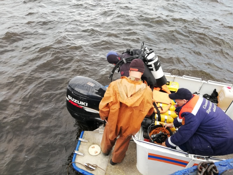 На месте опрокидывания баржи в Рыбинском водохранилище нашли тело члена экипажа