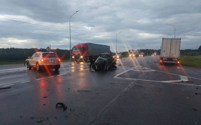 В крупной аварии с участием пяти машин под Ярославлем погиб человек