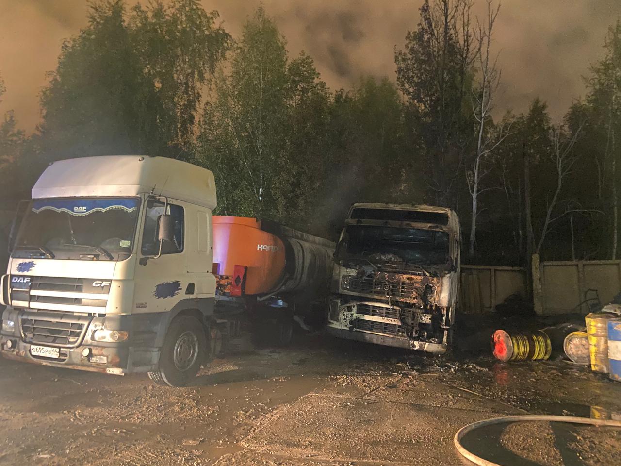 В Ярославле при пожаре в ангаре сгорели пять машин