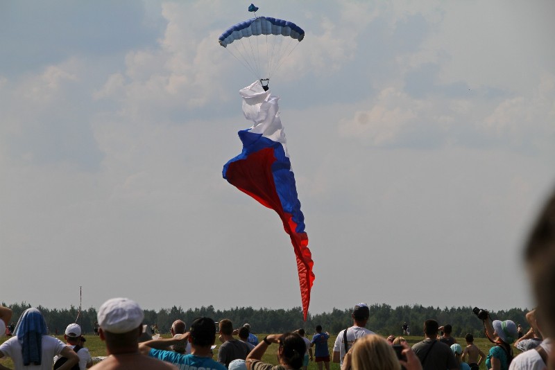 Прыжки с парашютом и полеты на аэростатах: в Ярославской области состоится авиационный фестиваль
