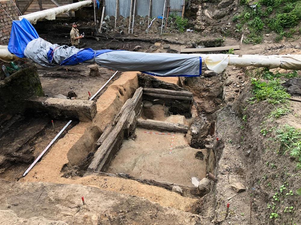 Археологи обнаружили в центре Ярославля средневековую деревянную постройку и другие артефакты