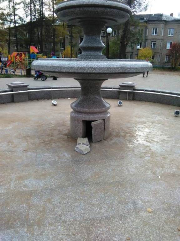 Дети разломали восстановленный в прошлом году фонтан в Рыбинске: видео