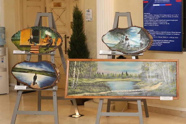 Картины рыбинского осужденного представили на выставке в Общественной палате России