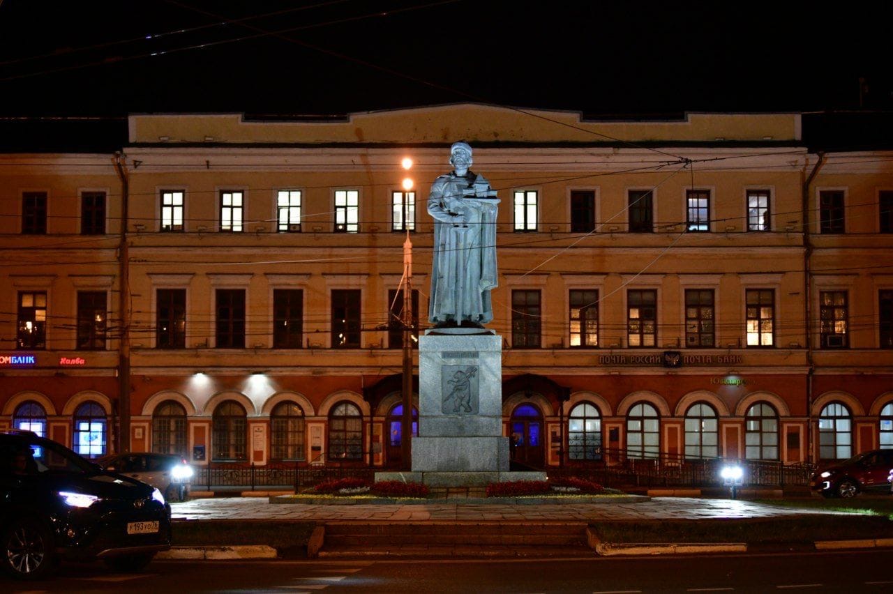 В Ярославле установили новую подсветку у памятника основателю города