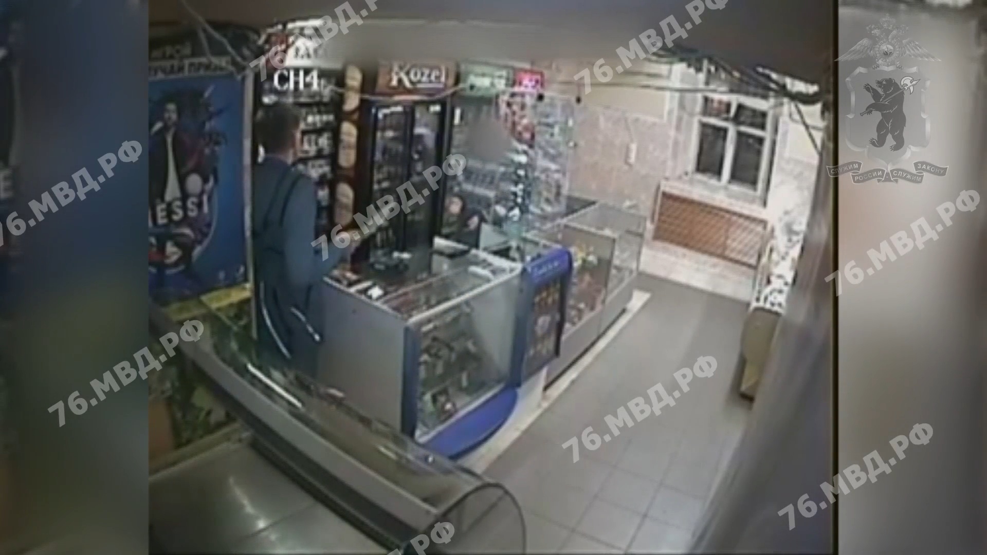 «Нужны были деньги, с собой оказался нож»: появилось видео ограбления магазина в центре Ярославля