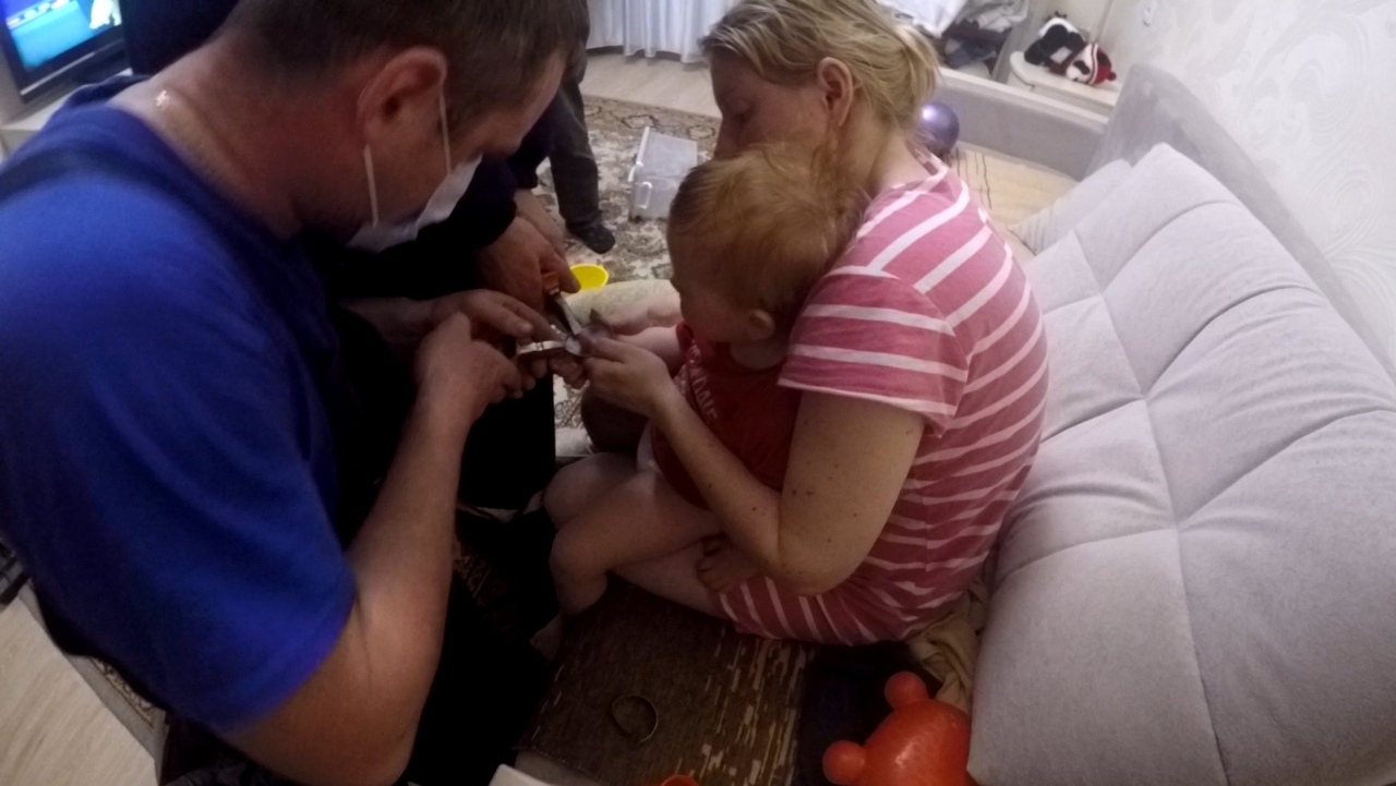 В Ярославле спасатели освободили ребенка из игрушечной западни