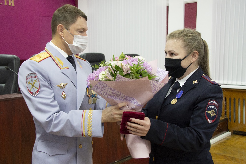 Дмитрий Миронов поздравил с праздником сотрудников УМВД и наградил лучших